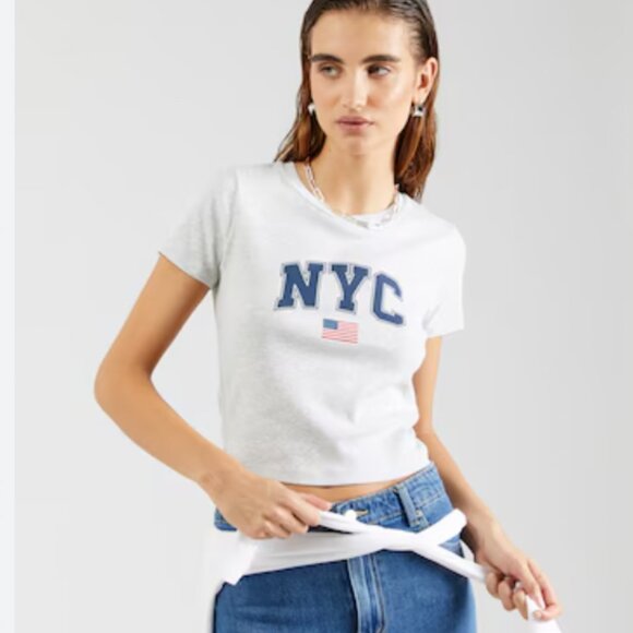 Hollister Cropped Gray NYC T-Shirt size Medium - Picture 1 of 5